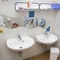 Waschbecken und Toiletten in verschiedenen Kinderhöhen.